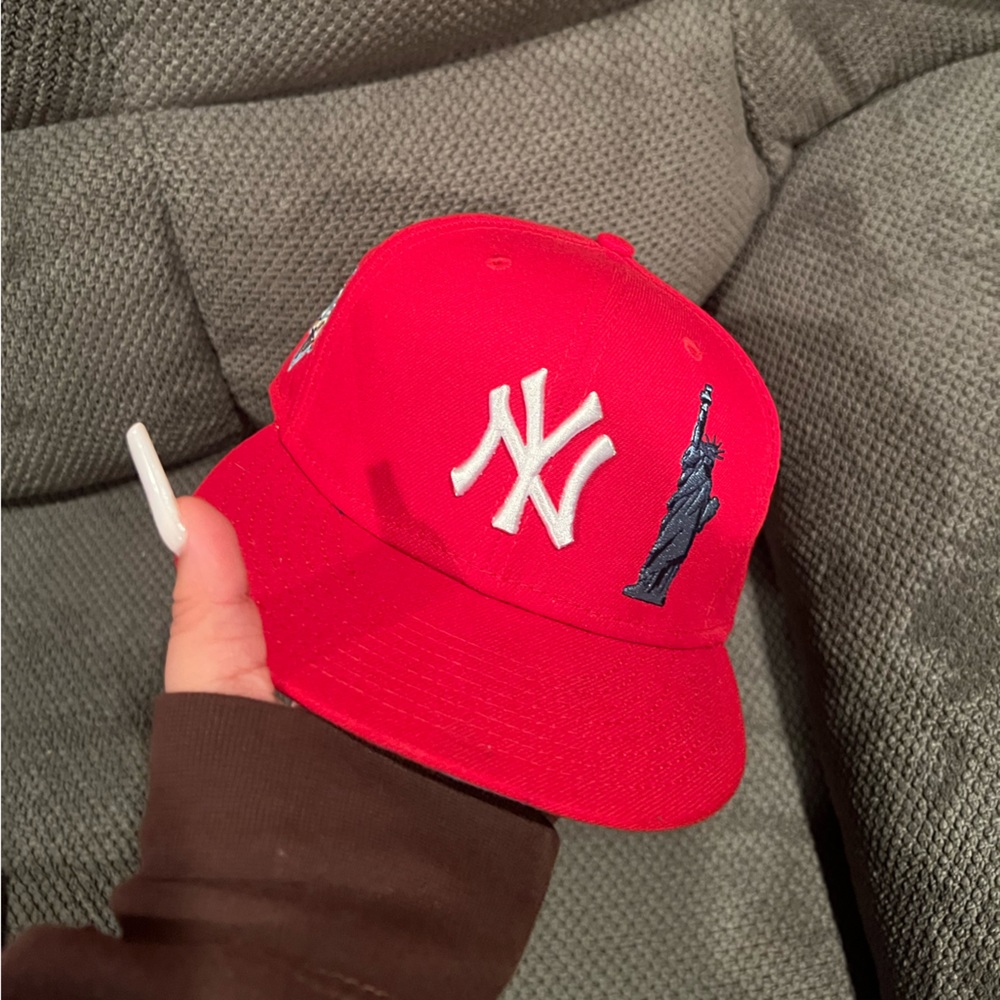 RED YANKEE HAT BLUE BRIM SIZE 7 GOOD CONDITION